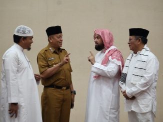 Wawako Elzadaswarman bersama ASN mengikuti Wirid Pengajian ASN Kota Payakumbuh yang menghadirkan Syaikh Nayif Al-‘Utaibi guna memperkuat keimanan dan ketakwaan dalam menjalankan tugas sebagai pelayan publik.