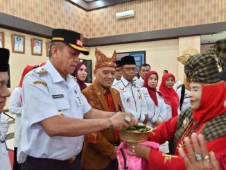 Wawako Elzadaswarman bersama Ketua DPP LAKAM Sumatera Barat dan Ketua DPD LAKAM Payakumbuh dalam prosesi pelantikan pengurus LAKAM Payakumbuh.