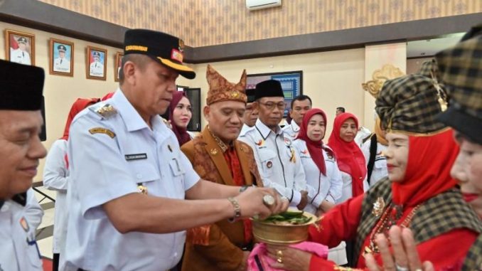 Wawako Elzadaswarman bersama Ketua DPP LAKAM Sumatera Barat dan Ketua DPD LAKAM Payakumbuh dalam prosesi pelantikan pengurus LAKAM Payakumbuh.