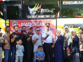 Wawako Elzadaswarman melepas keberangkatan orang tua siswa yang akan menghadiri Penutupan Pendidikan Dasar Kedisiplinan dan Kepemimpinan (PDK) di SMA Taruna Nusantara.