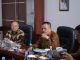 Wawako Elzadaswarman menyambut Konsul Jenderal Republik Rakyat Tiongkok Huang He dalam pertemuan kerja sama.
