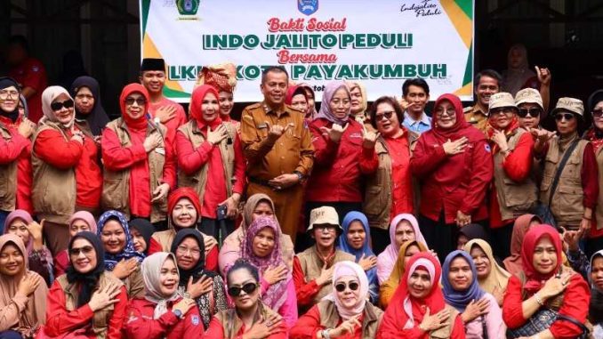 Wawako Elzadaswarman menyerahkan paket sembako kepada warga penerima manfaat dalam kegiatan bakti sosial bersama LKKS dan Indo Jalito Peduli.