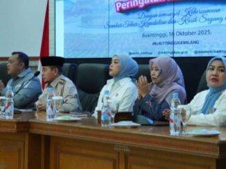 Wawako Ibnu Asis saksikan penyerahan bantuan sosial dari BKOW Propinsi Sumatera Barat kepada 50 warga penerima manfaat dan perempuan disabilitas di Bukittinggi, Kamis, (16/10).