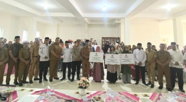 Zakat tahap ke tiga tahun 2025 diserahkan Pemko Bukittinggi bersama Baznas kepada 109 mustahiq.