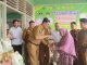 Asisten II Setda Payakumbuh menyerahkan bantuan pangan cadangan beras pemerintah (CPP) dan minyak goreng kepada warga Kelurahan Balai Jariang.