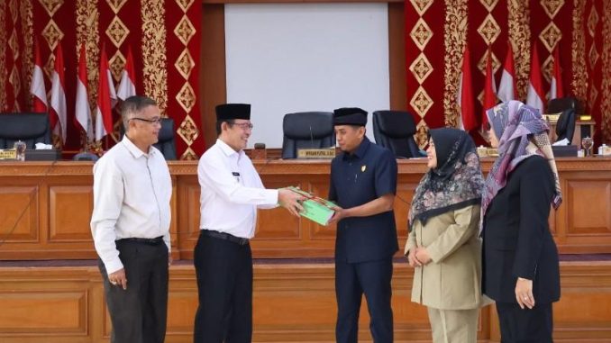Ketua DPRD Wirman Putra menerima nota keuangan RAPBD Payakumbuh 2026 dari Wako Zulmaeta.