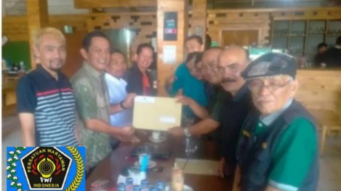 Penyerahan surat Usulan pemekaran PWI Payakumbuh-Limapuluh Kota dari Yon Erizon bersama pengusul kepada Plt. Ketua PWI Propinsi Sumbar di Payakumbuh, Maret 2024 lalu.