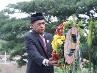 Rangkaian peringatan hari pahlawan di Payakumbuh, Ketua DPRD Wirman Putra pimpin upacara tabur bunga di Jembatan Ratapan Ibu.