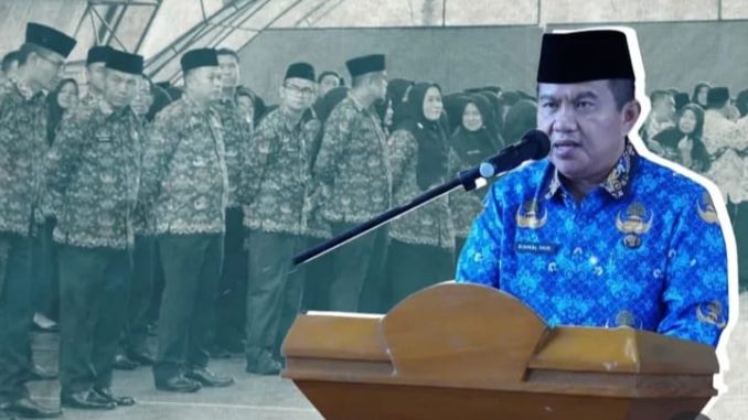 Sekdako Bukittinggi saat menyampaikan sambutan tertulis Mendik Dasmen dan sambutan tertulis Ketum. Korpri Pusat pada upacara peringatan hari guru Nasional, HUT PGRI ke 80 dan HUT Korpri ke 54 di Bukittinggi.