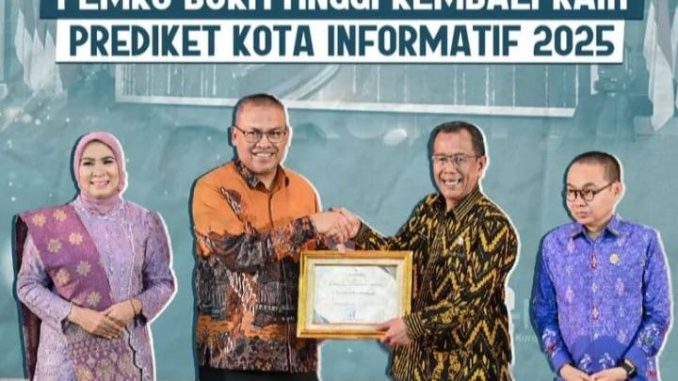 Staf Ahli Bidang Pemerintahan, Hukum dan Politik, Emil Achir menerima penghargaan Predikat Kota Informatif 2025 mewakili Wako Bukittinggi.