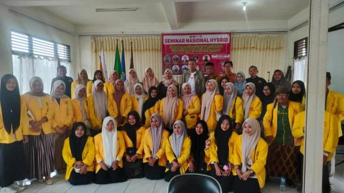 Suasana acara Seminar Nasional Hybrid dengan tema Perempuan dan Perannya dalam Pergerakan Kebangsaan, digelar di Kampus STKIP Yayasan Abdi Pendidikan - Payakumbuh. (Dok. Istimewa)
