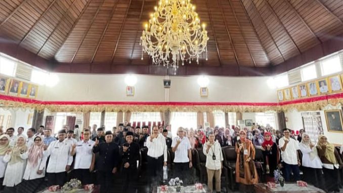 Wako Bukittinggi diwakiki Staf Ahli bidang Administrasi dan Keuangan, Melfi Abra, membuka sosialisasi UU. No. 5 tahun 2017 di Istana Bung Hatta Bukittinggi, Kamis (5/11).