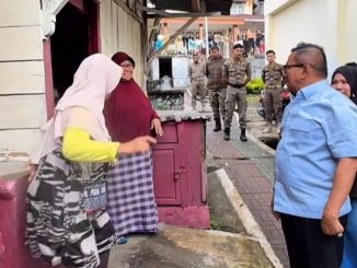 Wako Bukittinggi meninjau warga yang tinggal di bibir ngarai dan diminta Wako. Untuk bersedia di relokasi.