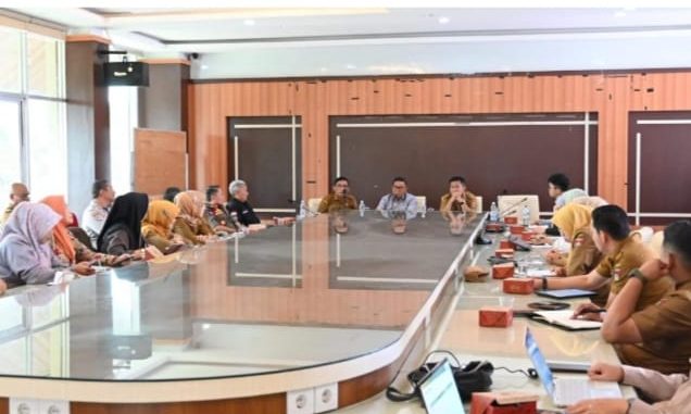 Wako Ramlan Nurmatias memimpin rapat koordinasi persiapan pelaksanaan Minang Geopark Run 2025.