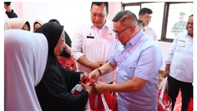 Wako Ramlan Nurmatias menyerahkan bantuan kepada warga terdampak kebakaran di Kelurahan Birugo.