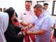 Wako Ramlan Nurmatias menyerahkan bantuan kepada warga terdampak kebakaran di Kelurahan Birugo.