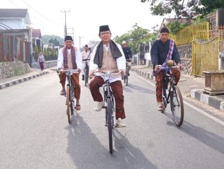 Wako Zulmaeta beserta peserta Parade Onthel 2025 berkeliling Kota Payakumbuh dengan busana klasik dan sepeda tua.
