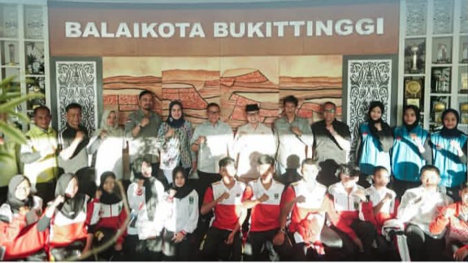 Walikota Bukittinggi bersama Wawako didampingi Kepala Dinas Pemuda dan Olahraga beserta jajarannya melepas kontingen Bukittinggi mengikuti Popnas ke-XVII di Jakarta.