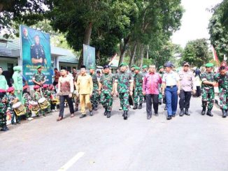 Walikota Zulmaeta bersama Pangdam XX/Tuanku Imambonjol Mayjen TNI Arief Gajah Mada, menghadiri upacara penyambutan Satgas Pamtas RI–PNG Yonif 131/Braja Sakti.