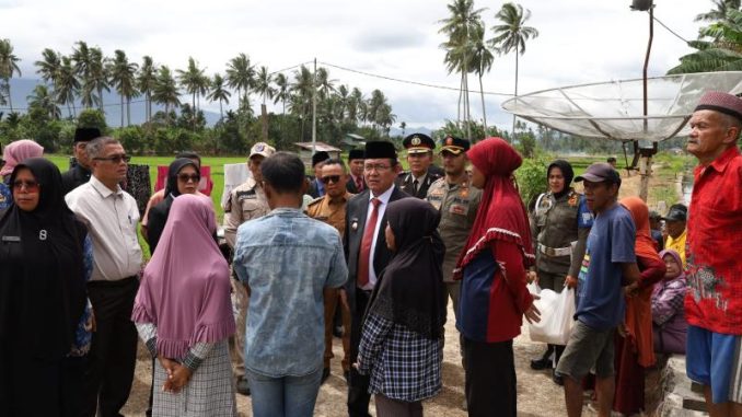 Walikota Zulmaeta meninjau lokasi kebakaran rumah warga di Kelurahan Napar, Kecamatan Payakumbuh Utara.