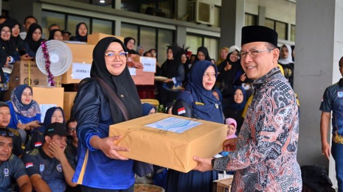 Walikota Zulmaeta saat menyerahkan hadiah untuk juara dalam rangka perayaan HUT ke-54 KORPRI.