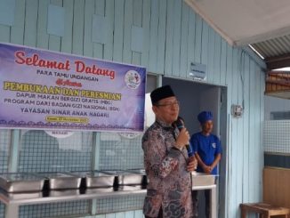 Walikota Zulmaeta saat meresmikan Dapur Makan Bergizi Gratis (MBG) Yayasan Sinar Anak Nagari.