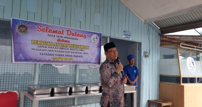 Walikota Zulmaeta saat meresmikan Dapur Makan Bergizi Gratis (MBG) Yayasan Sinar Anak Nagari.