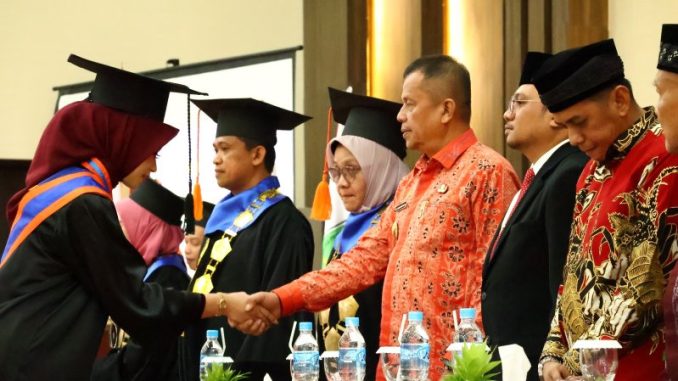 Elzadaswarman memberikan sambutan pada Wisuda ke-18 Sekolah Tinggi Teknologi (STT) Payakumbuh