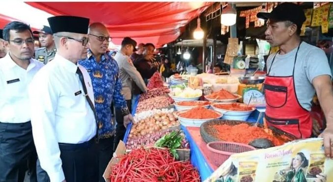 Wawako Ibnu Asis bersama Tim Pengendalian Inflasi Daerah (TPID) saat meninjau harga kebutuhan pokok di Pasar Bawah.