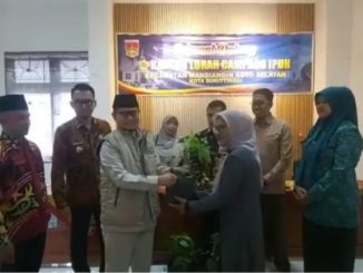 300 batang bibit cabai dari Pemko Bukittinggi untuk Kelompok Dasawisma dan TP PKK Kelurahan Campago Ibuah dan Puhun Pintu Kabun, diserahkan Wawako Ibnu Asis, Kamis (20/11).