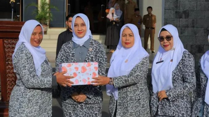 Bidan Dona Lubis menyeberangi Sungai Batang Pasaman dengan arus deras untuk mencapai rumah pasien TBC di Kejorongan Sinuangon.