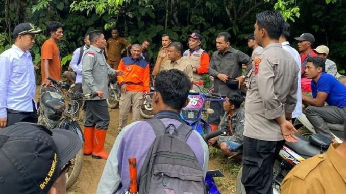 Bupati Pasaman Welly Suheri dan Wakil Bupati Parulian mendampingi Anggota DPR RI Andre Rosiade saat meninjau lokasi jembatan yang runtuh di Nagari Cubadak Barat.