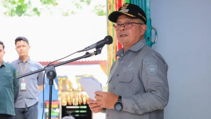 Bupati Pasaman Welly Suheri melepas jemaah haji asal Kabupaten Pasaman.