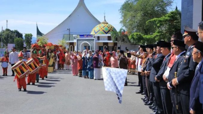 Bupati Pasaman Welly Suhery melepas Pawai Alegoris HUT RI ke-80 di Lubuk Sikaping.