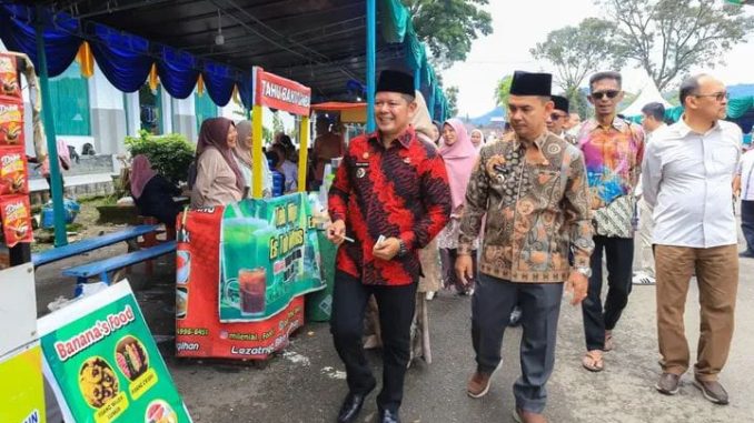 Bupati Welly Suheri meninjau stand UMKM pada peringatan HUT ke-80 Pasaman.