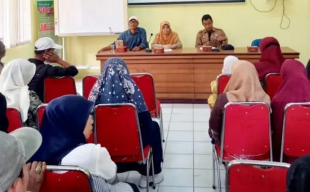 Kadis Pertanian dan Pangan Bukittinggi adakan pertemuan dengan pengurus kelompok tani, untuk penguatan kelembagaan kelompok tani.