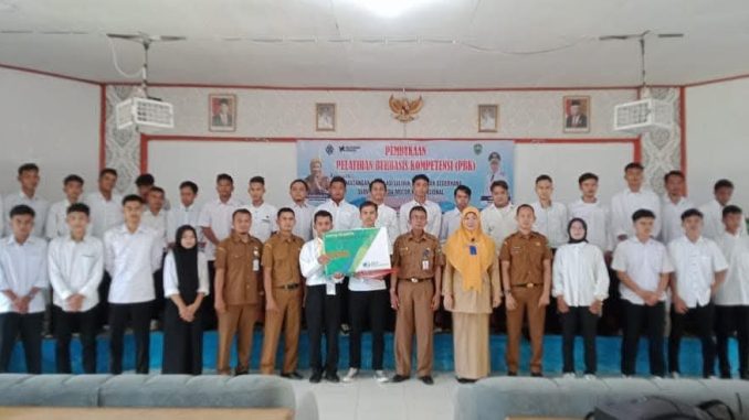 Kepala Dinas Koperasi, Tenaga Kerja, UMKM, dan Perdagangan Pasaman menyampaikan komitmen Pemda dalam mendorong peluang kerja bagi generasi muda melalui MBG.