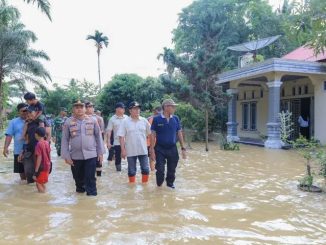 Ketua DPRD Pasaman Nelfri Asfandi saat menyerahkan bantuan kepada warga terdampak banjir dan longsor di Kabupaten Agam.