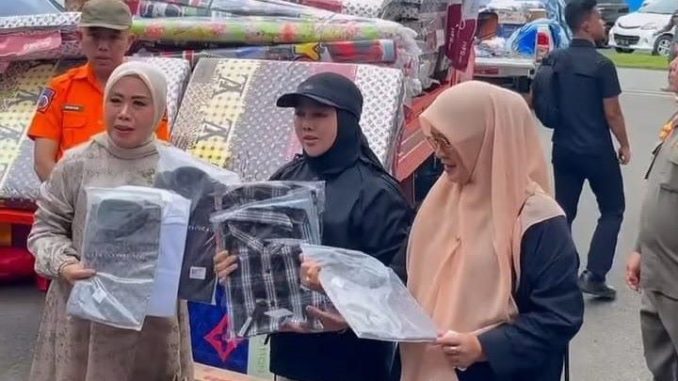 Ketua TP PKK Kota Bukittinggi kunjungi warga yang terdampak bencana Galodo di Malalak dan Banjir di Pariaman.