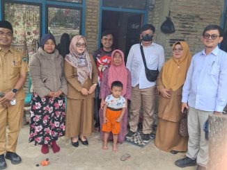 Perwakilan Dinas KUPTK Pasaman bersama BP3MI melakukan kunjungan ke rumah keluarga pekerja migran Siska Atrianti di Kecamatan Panti.