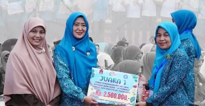 Peserta dari TP PKK Kelurahan se-Kota Bukittinggi mengikuti Lomba Pengolahan Pangan Lokal B2SA 2025.