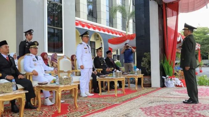 Wabup Pasaman Parulian Dalimunthe memimpin upacara penurunan Bendera Merah Putih pada peringatan HUT RI ke-80.