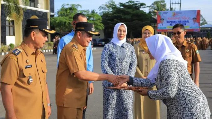Wagub Vasko Ruseimy berikan apresiasi kepada Bidan Dona Lubis atas aksi heroiknya.