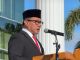 Wako Bukittinggi Ramlan Nurmatias membacakan sambutan tertulis Presiden RI Prabowo Subianto pada upacara peringatan Hari Bela Negara ke 77 tahun 2025, di halaman Balai kota, Jumat (19/12).