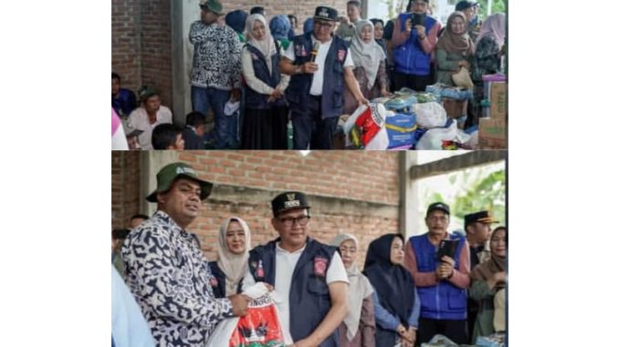 Wako Bukittinggi Ramlan Nurmatias menyerahkan bantuan kemanusiaan kepada warga terdampak bencana di Salareh Aia Utara, Palembayan, Kabupaten Agam.