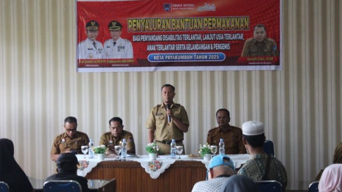 Wako Payakumbuh (diwakili Staf Ahli Bidang Kemasyarakatan dan SDM) menyerahkan Bantuan Permakanan Triwulan IV 2025 kepada penerima manfaat.