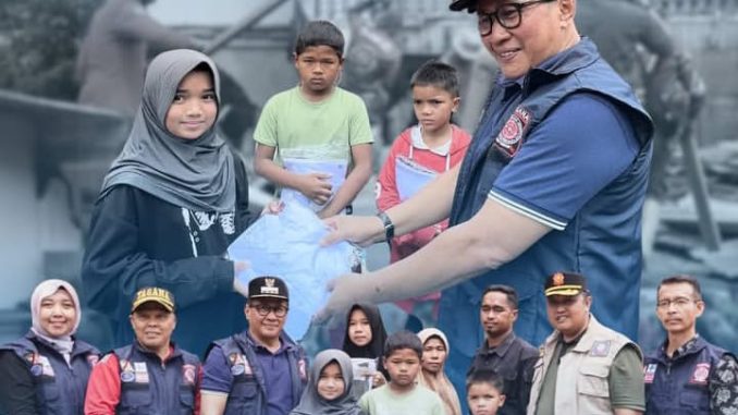 Walikota Bukittinggi Ramlan Nurmatias lakukan tinjauan ke lokasi galodo dan longsor di Agam sekaligus menyerahkan bantuan.