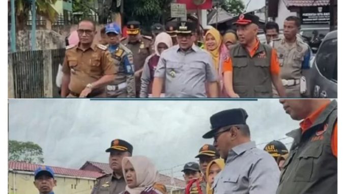 Walikota Ramlan Nurmatias meninjau lokasi longsor di Bukik Cangang Kayu Ramang.