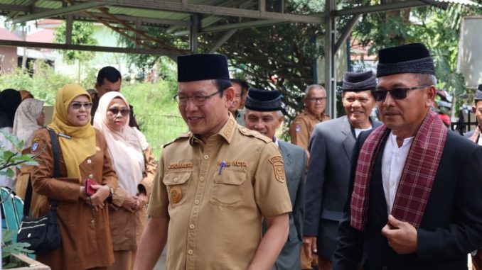 Walikota Zulmaeta bersama jajaran pemerintah dan masyarakat menghadiri kegiatan mando’a dan makan basamo dalam peresmian gedung Kantor Lurah Sicincin yang selesai direhabilitasi.