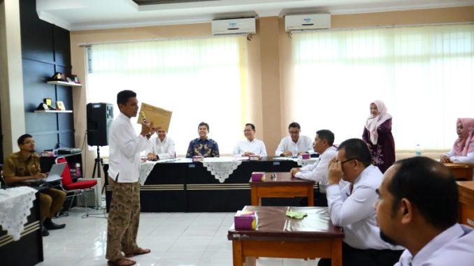 Walikota Zulmaeta saat memantau langsung pelaksanaan Seleksi Terbuka Jabatan Inspektur Daerah.